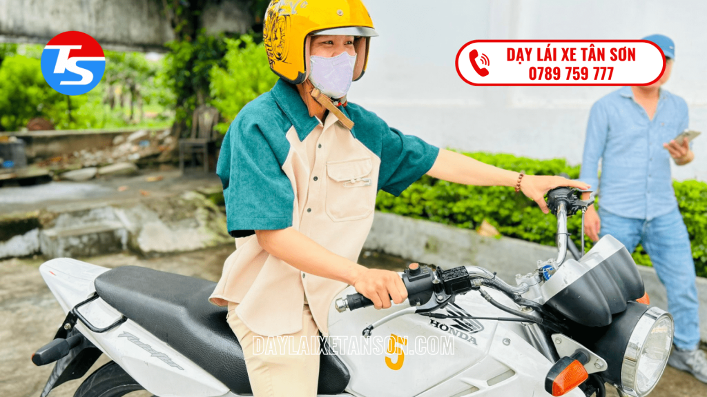 Để Thi Bằng Lái Xe Hạng A, Học Viên Phải Đủ 18 Tuổi